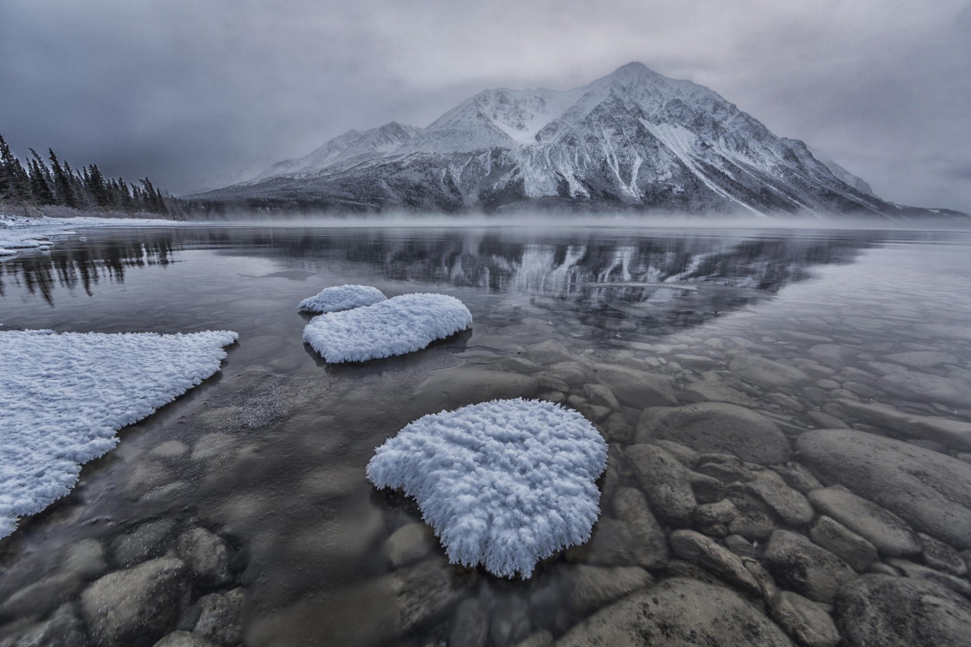 lac montagnes neige hiver pierres brume