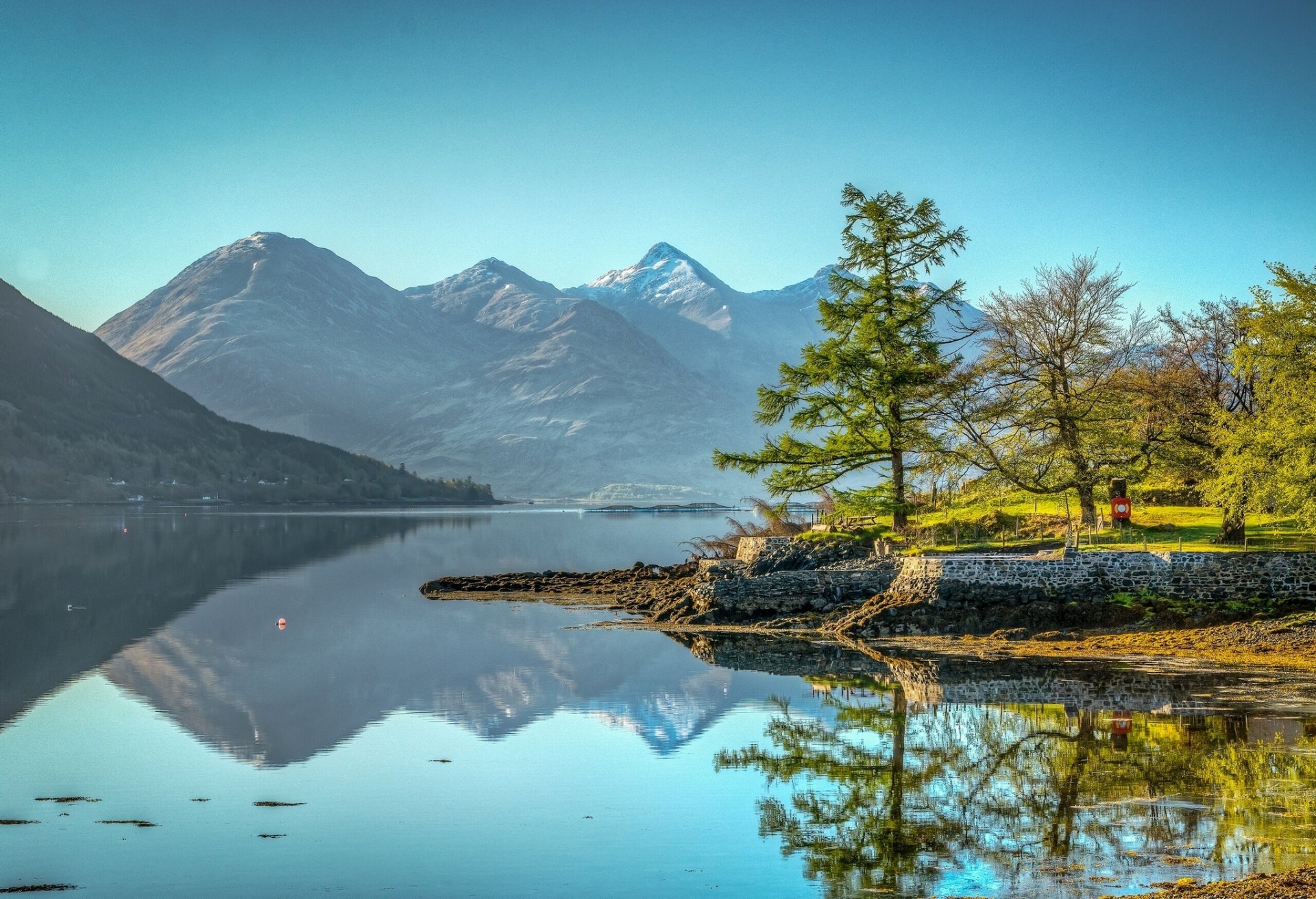 die fünf schwestern kintail kintail loch duich see schottland die fünf schwestern kintail berge see reflexion bäume