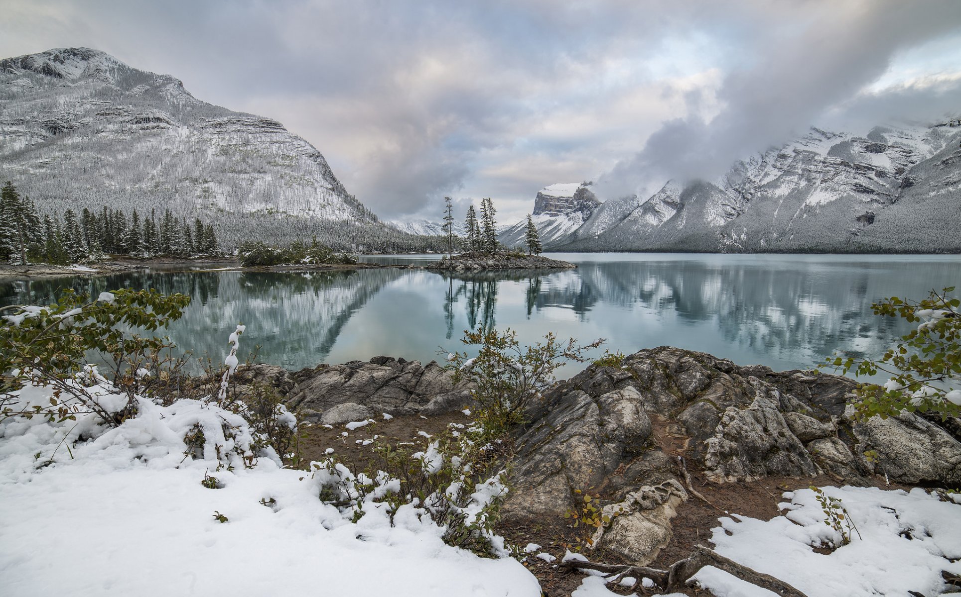 minnewanka montagne rocciose canadesi parco nazionale di banff alberta canada lago minnewanka banff montagne rocciose canadesi lago montagne riflessione