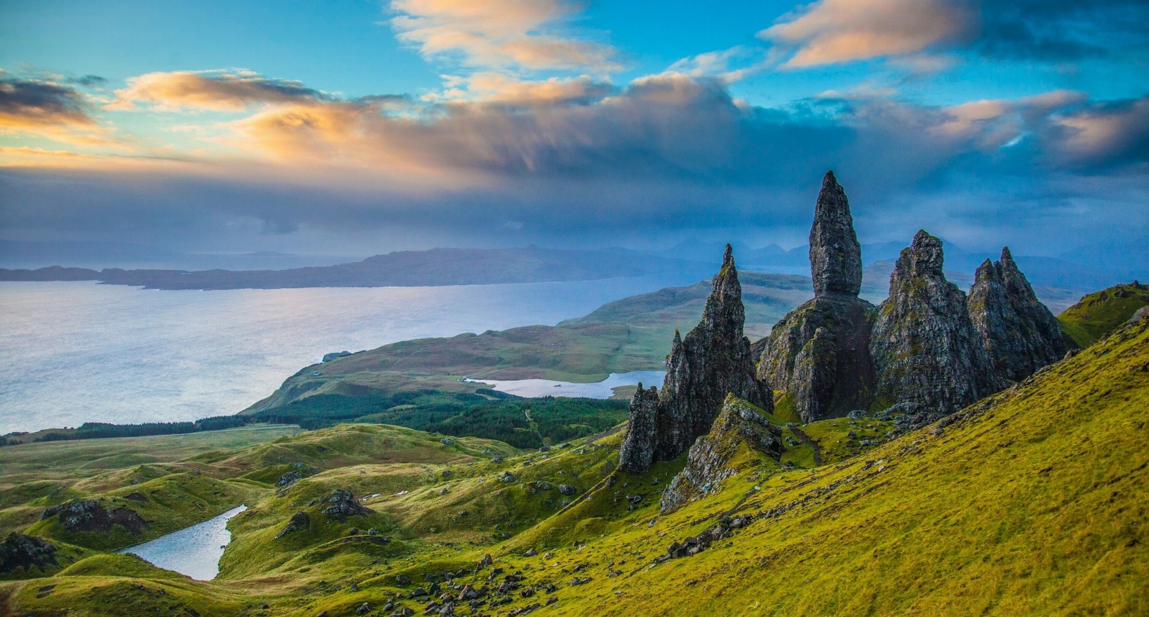 old man of storr isla de skye escocia old man of storr rock acantilados valle panorama