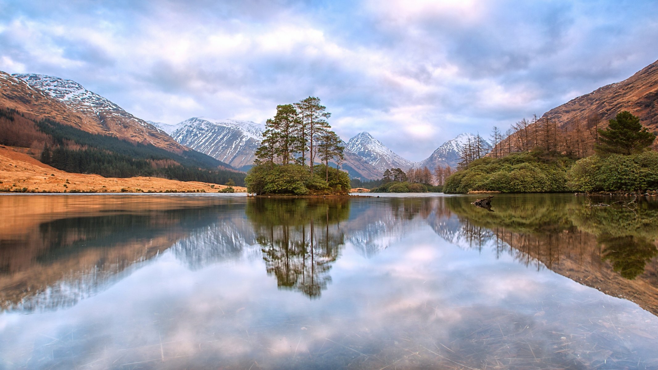 lochan urr tierras altas de escocia glen etive escocia lago lohan urr tierras altas de escocia del norte valle de glen etive lago montañas islote reflexión árboles