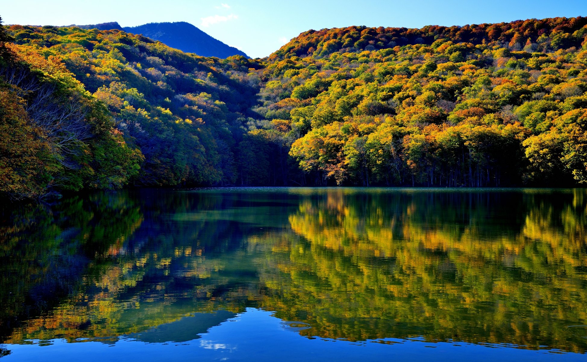 tsuta numa tovada präfektur aomori japan see berge wald wasser reflexion