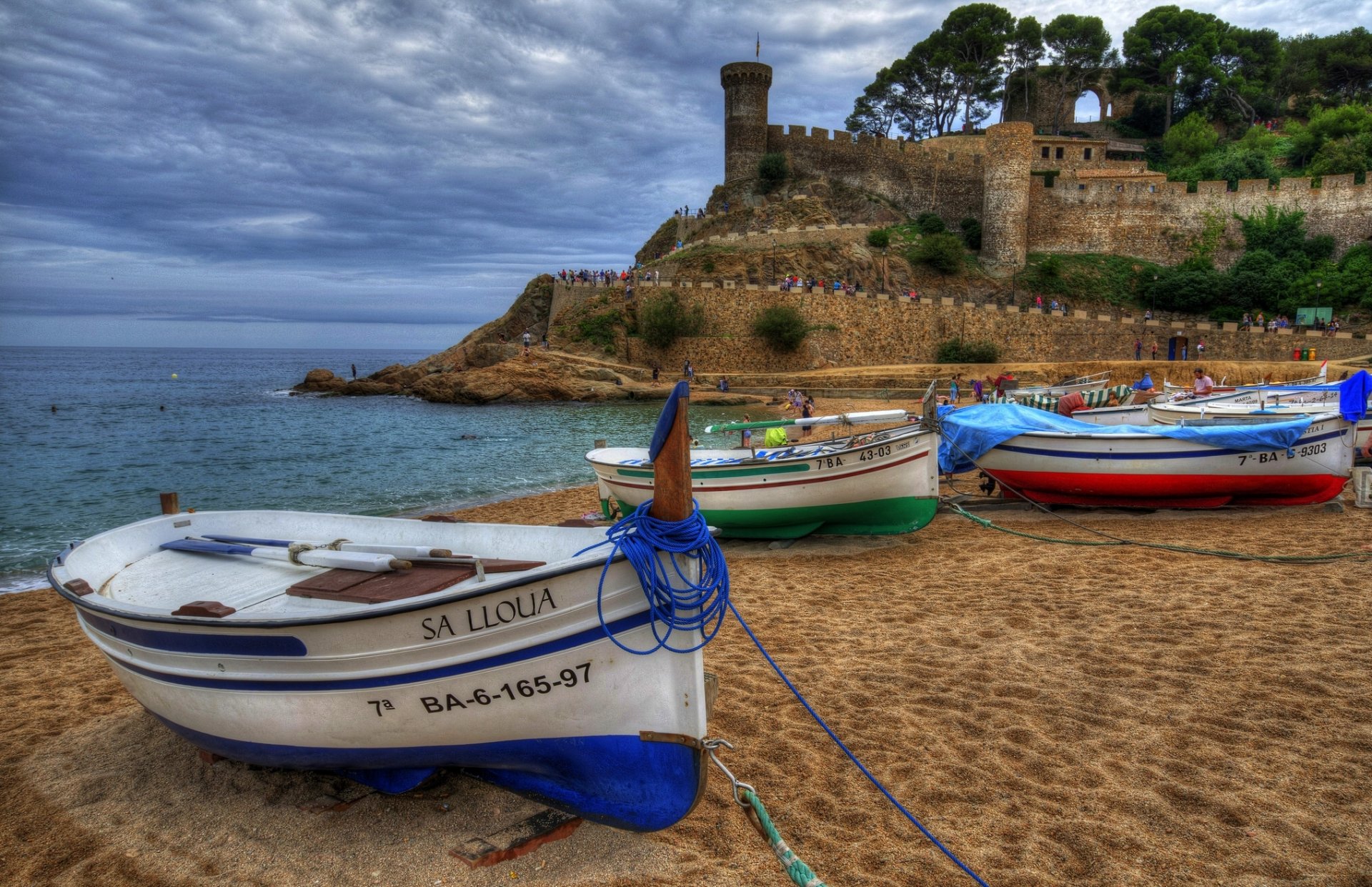 tossa de mar girona katalonien spanien costa brava vila vella balearisches meer tossa de mar vila vella balearisches meer festung meer küste boote strand sand