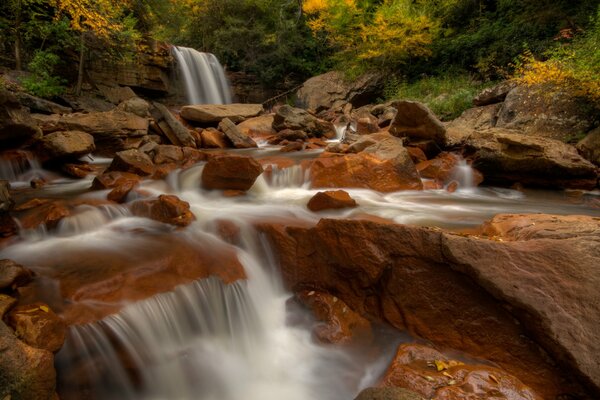 Cascata con pietre in West Virginia