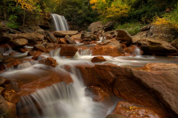 Водопад с камнями в Западной Вирджинии