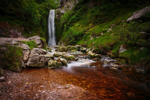 Hermosa cascada en Irlanda