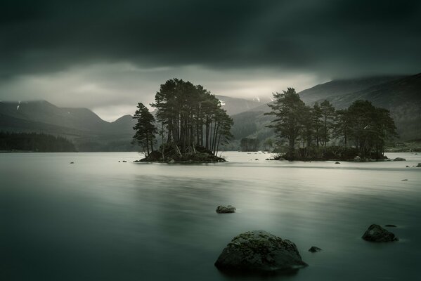 Lac d eau douce du Loch Ossian en Écosse