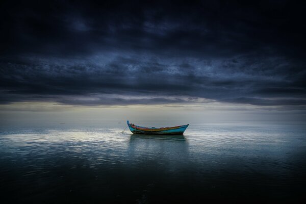 Bateau dans la mer sur fond d horizon