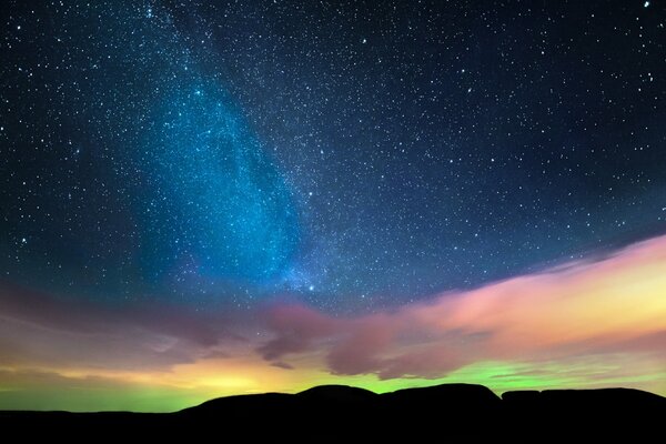 Aurora boreal en el cielo estrellado