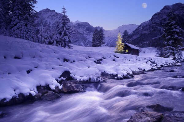 Sylwester rzeka nocą zimą