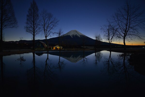 Monte Fuji en la noche en medio de las luces