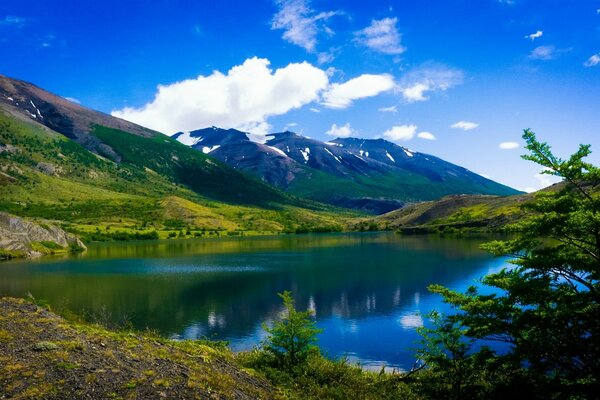 Красивое озеро среди горных массивов