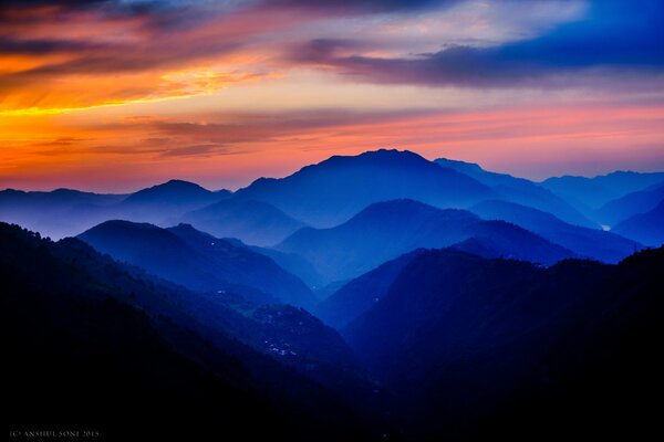 Ciel lumineux et Brouillard dans les montagnes de l Inde