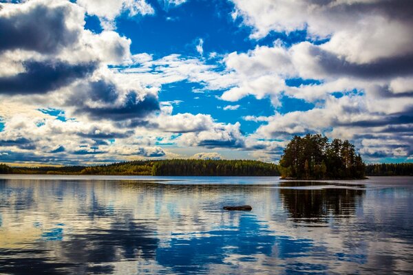 Schöne Landschaft von Finnland. Bäume, Wasser, Wolken