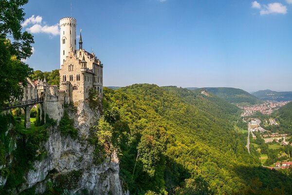 Hermoso paisaje con el castillo de Liechtenstein