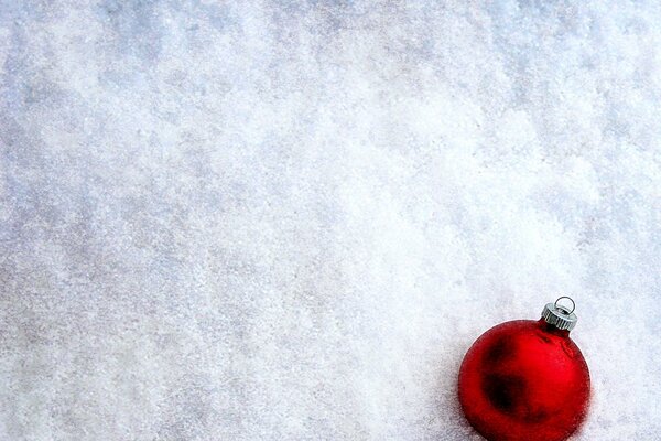 Boule rouge sur la neige blanche