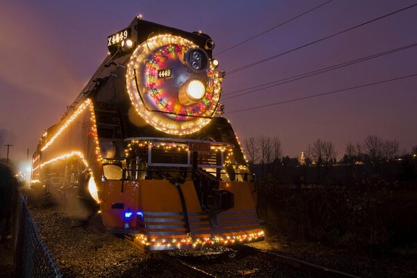 Новогодний локомотив в огнях ночью