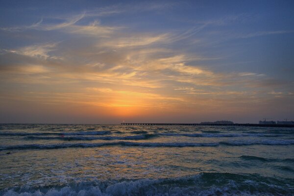 Zachód słońca nad oceanem w Dubaju