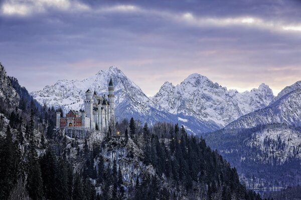 Château blanc sur fond de montagnes bavaroises