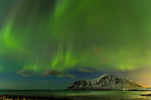 Cielo verde brillante sobre el agua