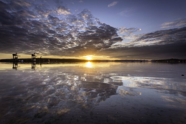 Reflet du coucher de soleil sur la surface de l eau du lac Fairley