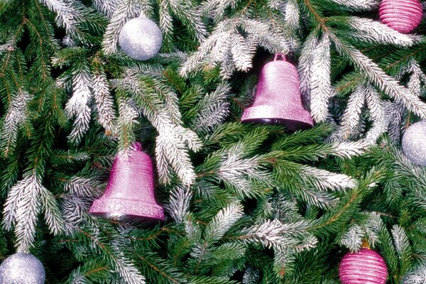 Weihnachtsbaum mit Spielzeugglocken gefüllt