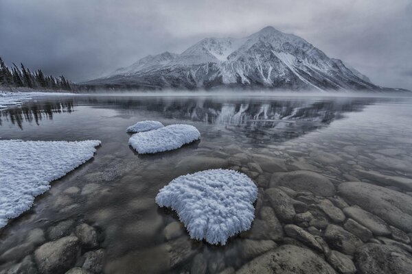 The harsh beauty of winter mountains and lakes