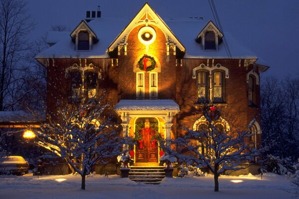 Girlanden im Haus im Winter