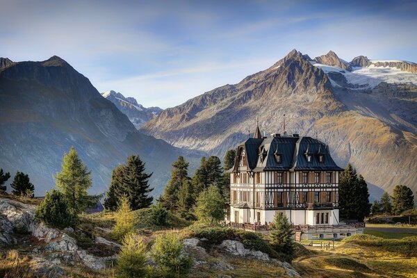 Une immense maison au milieu des montagnes