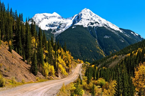 Nieve en las montañas, el camino que va a la ladera