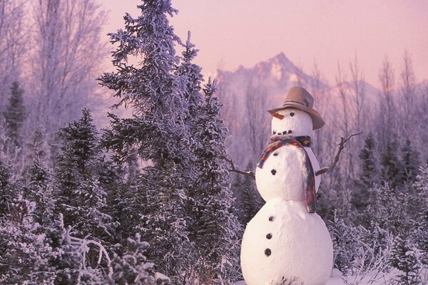 Muñeco de nieve de año nuevo en el bosque en invierno