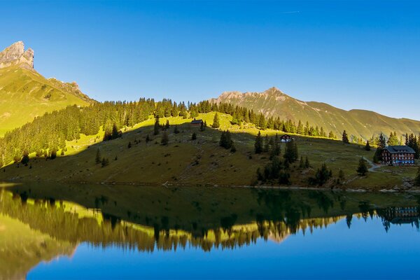 Die Oberfläche des Sees bei sonnigem Wetter