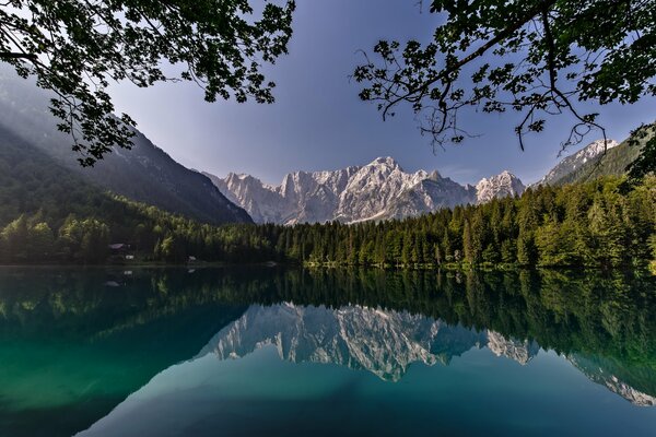 Berge, Wald, Himmel in der Reflexion des Sees