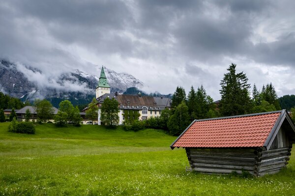 Montagnes resserré ciel nuageux