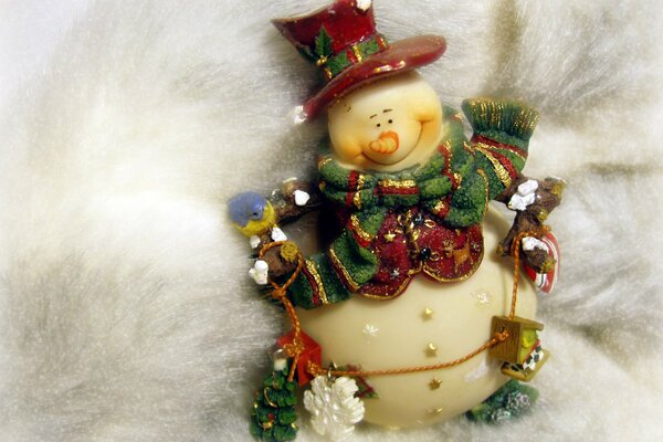 Piccolo pupazzo di neve giocattolo con decorazioni