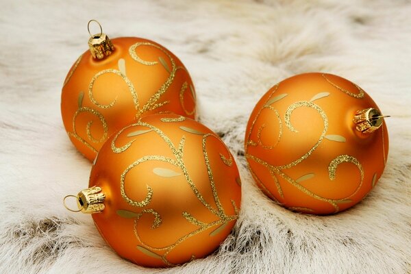 Orangefarbene Kugeln am Weihnachtsbaum