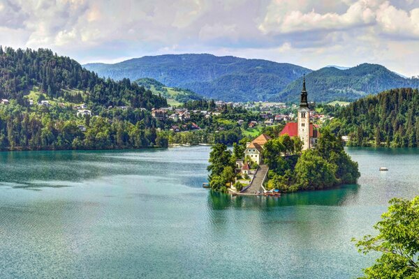 Église Mariinsky. lac Bled. île dans le lac. belle église