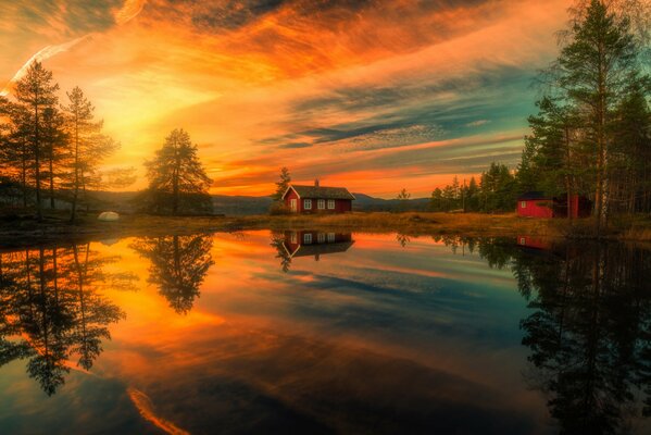 Casa che riflette nel lago sullo sfondo di un bel tramonto