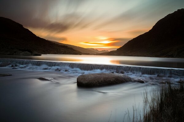 Sonnenaufgang am Fluss in Wales