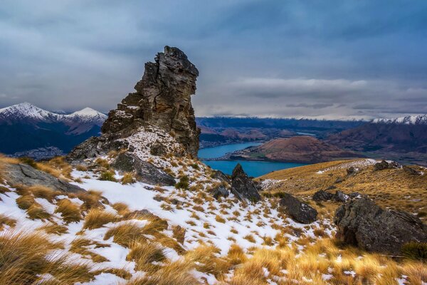 Montañas nevadas en el fondo del lago y las nubes