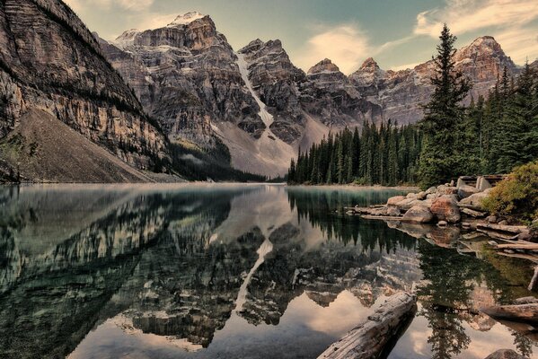 Lago Canadese ai piedi delle montagne innevate