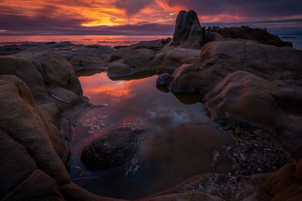 Coucher de soleil sur fond de falaises et de l océan