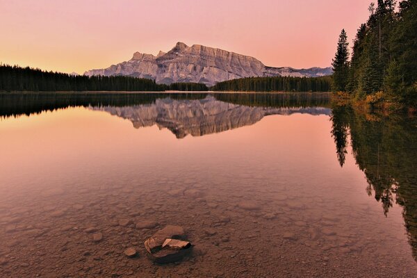 Rundle Mountain dans le parc National Banff