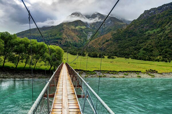 Eine schwingende Brücke über den Fluss. Der Weg in die Berge