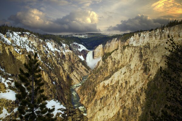 Blick von der Bergschlucht auf den Wasserfall