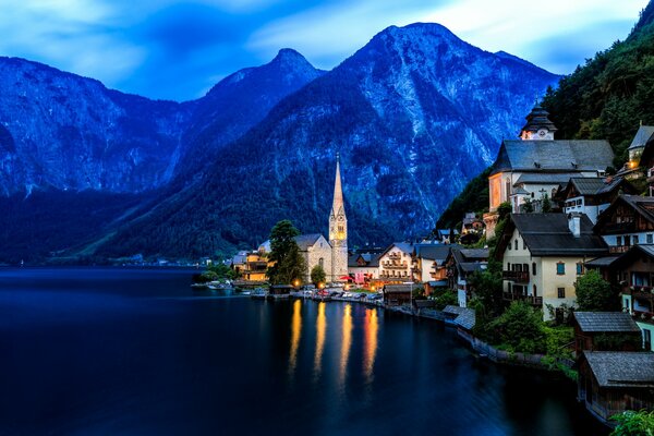 Der See am Fuße der Berge, wo sich die Häuser niedergelassen haben