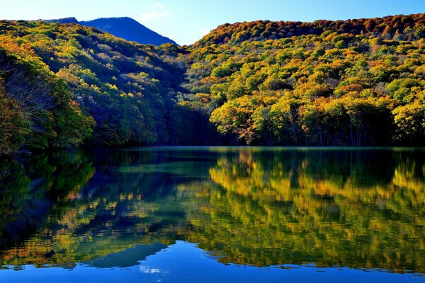 Lac de montagne au Japon