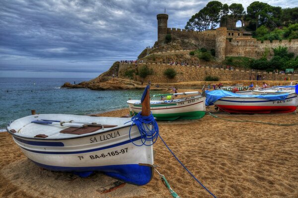 Barche sulla spiaggia sabbiosa