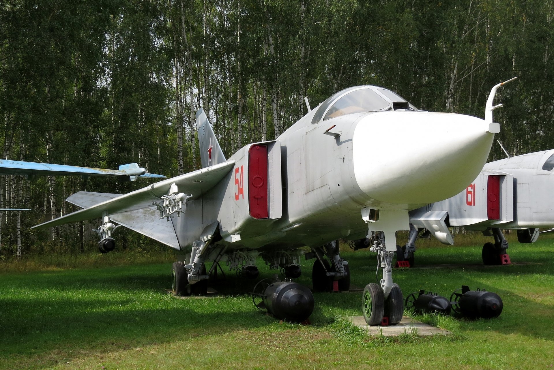 su-24 t-6 fencer fechter sowjetisch/russisch front bomber mit variablem schwenkflügel zentrales luftwaffenmuseum monino russland