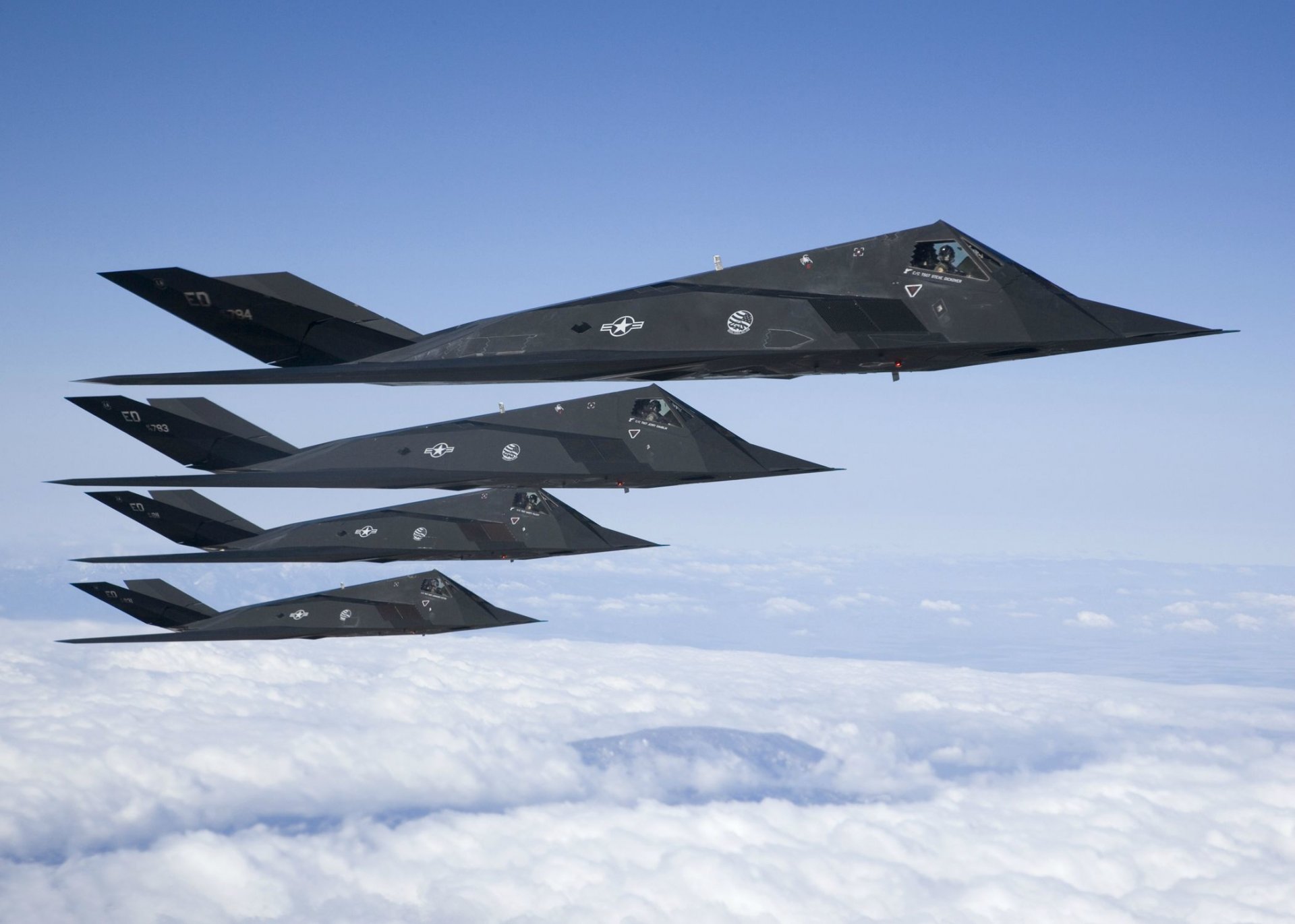 lockheed f-117 nighthawk discreto ataque aviones mucho cielo nubes